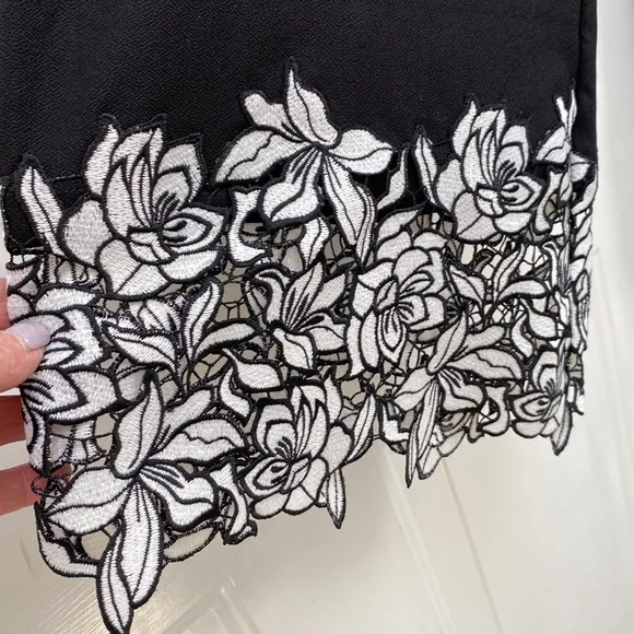 COPY - NWOT.  Issac Mizrahi, women’s size XS, capri length pants. - Picture 2 of 5